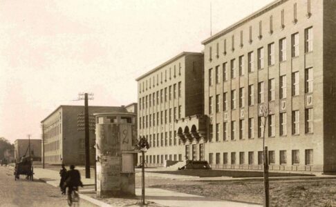 <p style="font-size:10px">Gdynia. Szkoła Morska. Utworzono szpital w 1939</p>